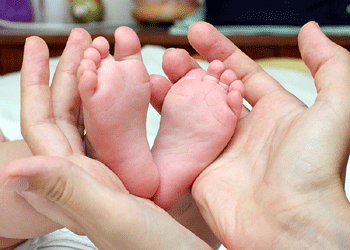 Mains et pieds d'enfant